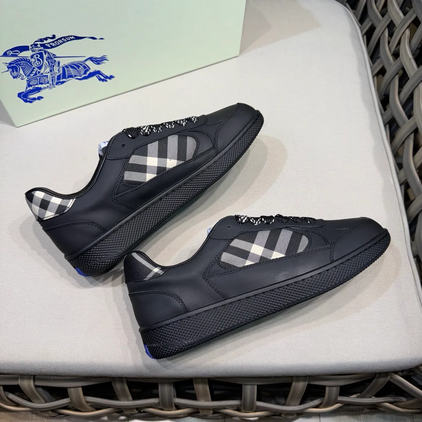 [Burberry] Top P: 680💰Size: 38-44 (45.46 custom-made) Burberry official website synchronized men's classic low-top sneakers | Made of original first-layer cowhide | Decorated with renewed brand logo | First-layer cowhide lining | Heel decorated with Burberry letter embossed logo | Original TPU outsole.